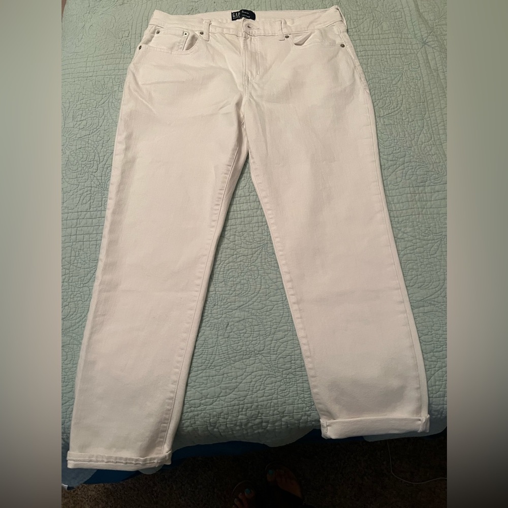 Gap Cropped  Girlfriend white jeans - new without tags size 12–31